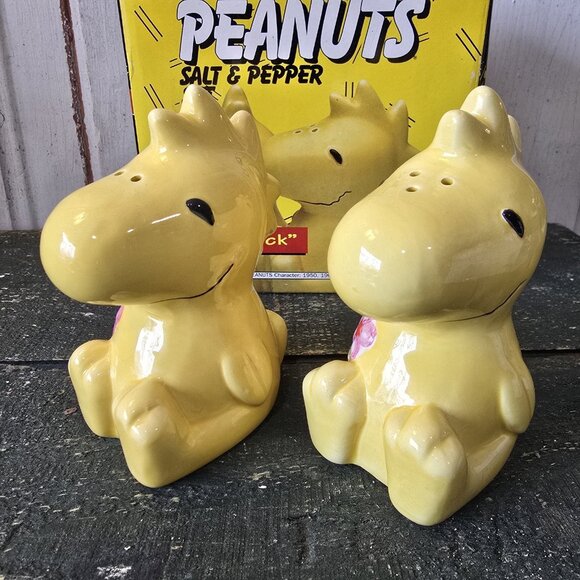 Peanuts Woodstock Salt & Pepper Shaker Set Ceramic Yellow Flowers Vintage New - Picture 2 of 16